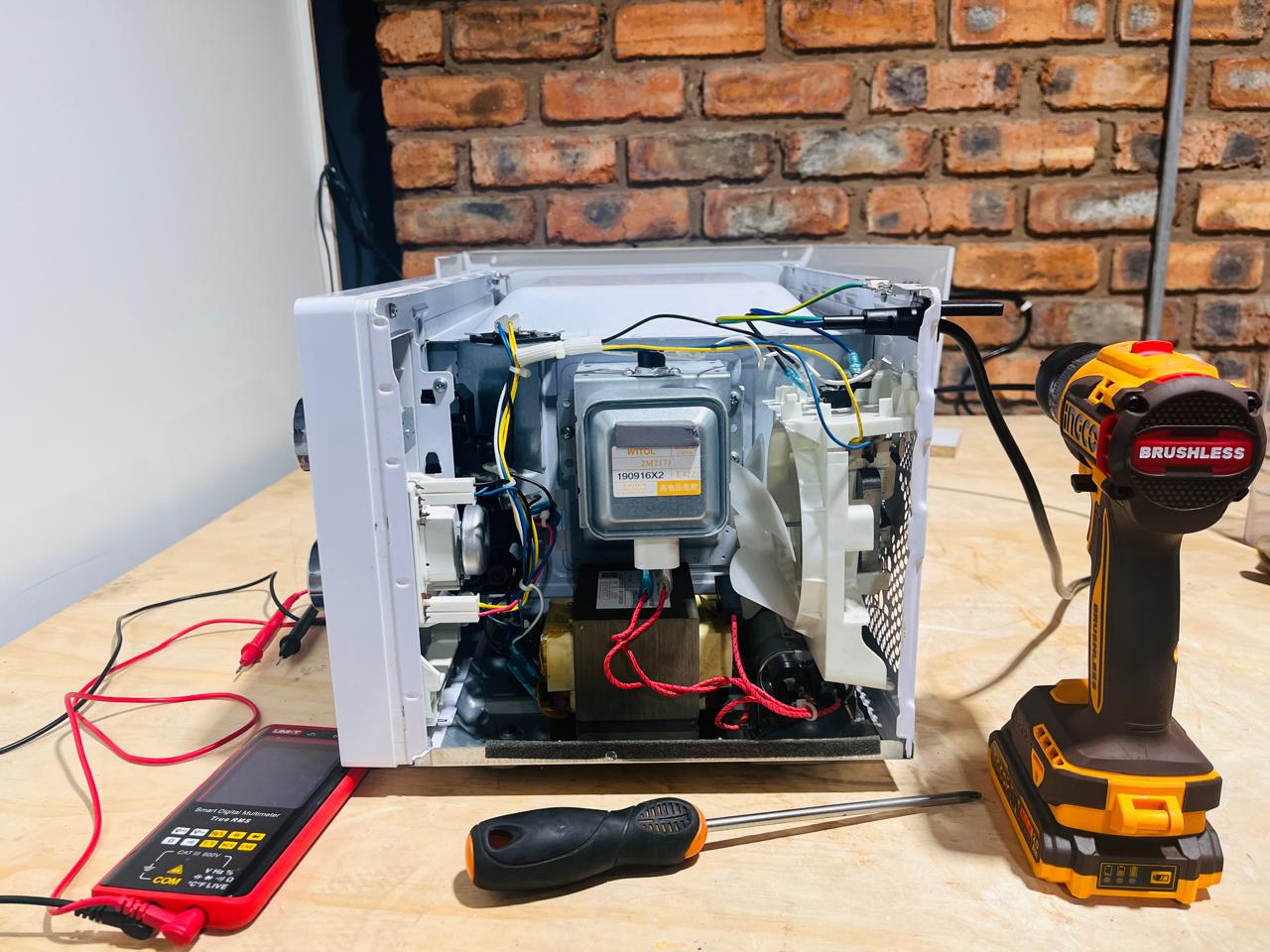 Defy microwave repair and diagnostics – professional fault finding and component replacement.